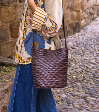 Bolso artesanal de piel trenzada