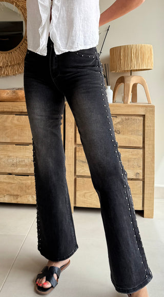 Jean flare con tachuelas elástico