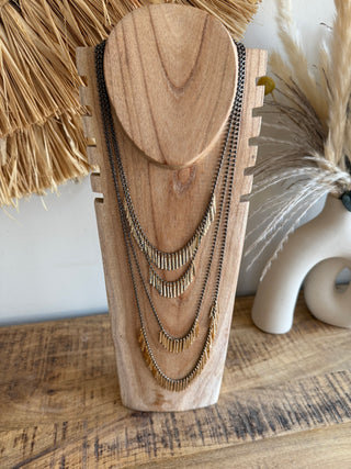 Collar triple dorado con cadena negra