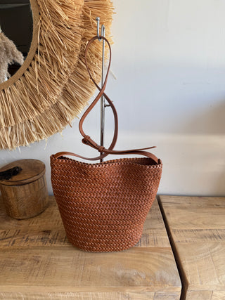 Bolso artesanal de piel trenzada