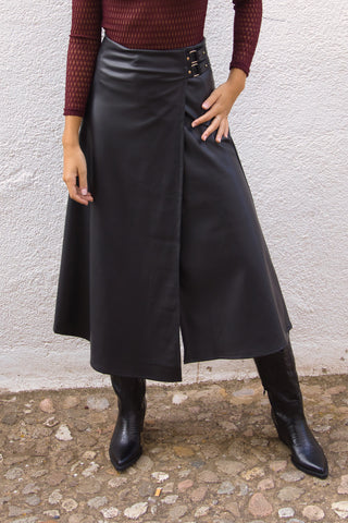 Falda midi polipiel con hebillas