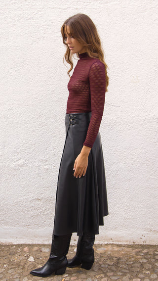 Falda midi polipiel con hebillas