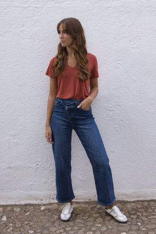 Jeans recto cropped con botón asimétrico