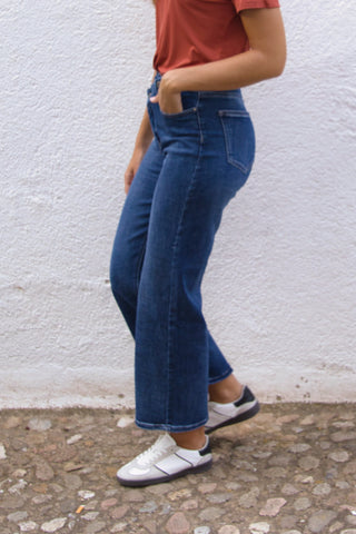 Jeans recto cropped con botón asimétrico