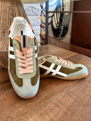 sneakers caqui y rosa palo