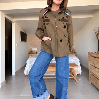 Chaqueta oversize con aplicaciones decorativas caqui tostado