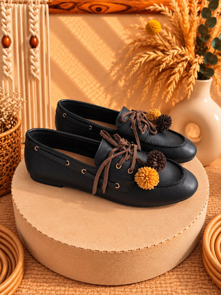 Mocasines con pompones color negro
