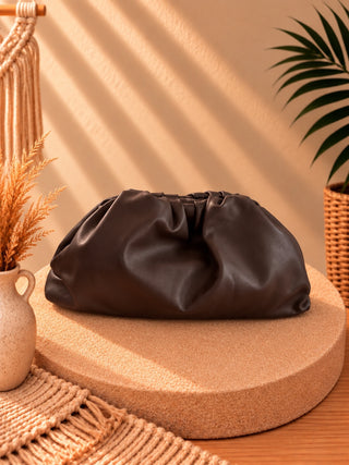Clutch de piel chocolate sobre base beige