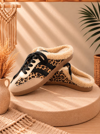 Zapatillas destalonadas animal print con borreguito, fotografía 4