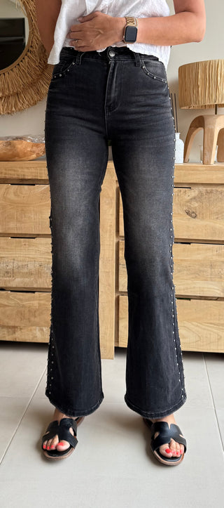 Jean flare con tachuelas elástico