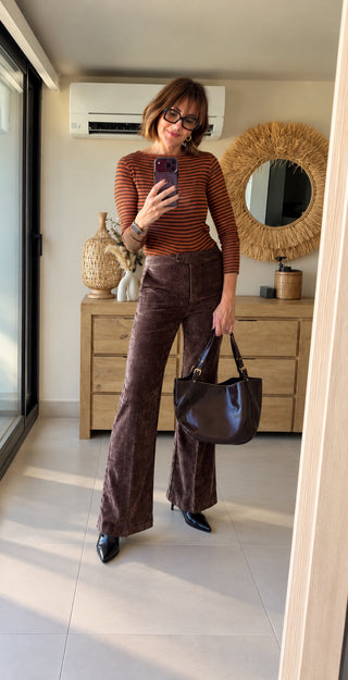 Bolso shopper chocolate en modelo