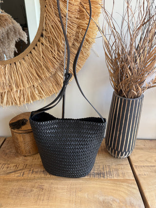 Bolso artesanal de piel trenzada