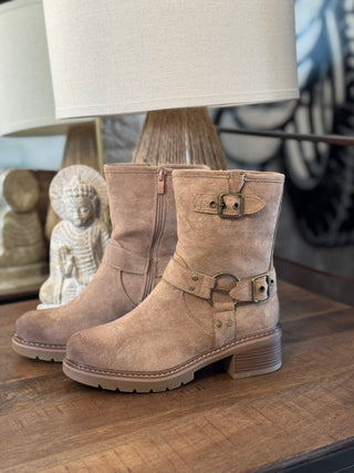 Botas efecto ante hebillas beige