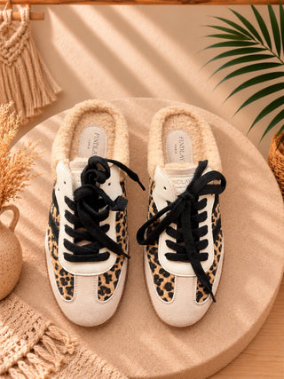 Zapatillas destalonadas animal print con borreguito, fotografía 2