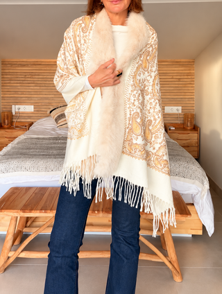 Poncho Paisley con Cuello de Pelo