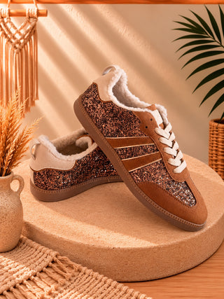 Zapatillas chocolate con brillo y borreguito. Vista lateral