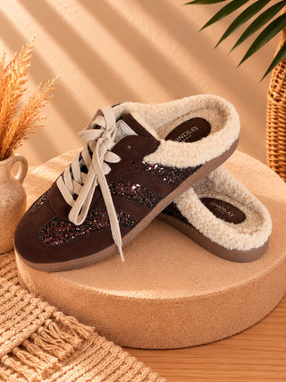 Zapatillas destalonadas chocolate con brillo y borreguito, vista 3