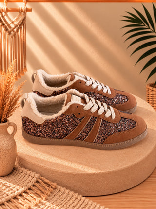 Zapatillas chocolate con brillo y borreguito. Vista de perfil