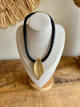 Collar black and gold leaf