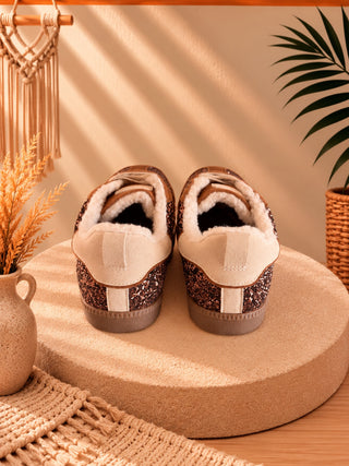 Zapatillas chocolate con brillo y borreguito. Vista posterior