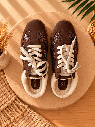 Zapatillas destalonadas chocolate con brillo y borreguito, vista 2