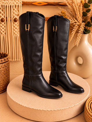 Botas altas negras con hebilla dorada lateral