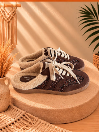 Zapatillas destalonadas chocolate con brillo y borreguito, vista 1