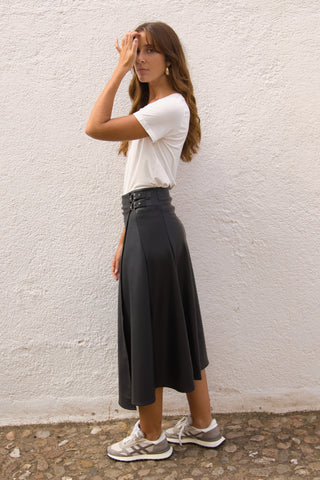 Falda midi polipiel con hebillas