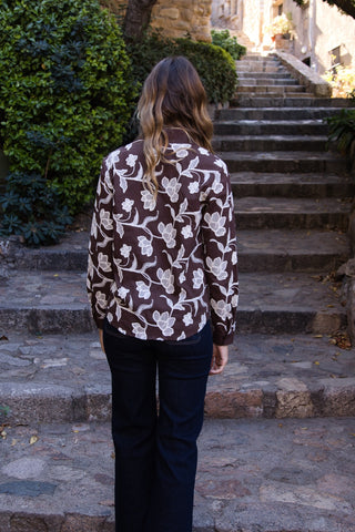 Camisa bordada chocolate - detalle