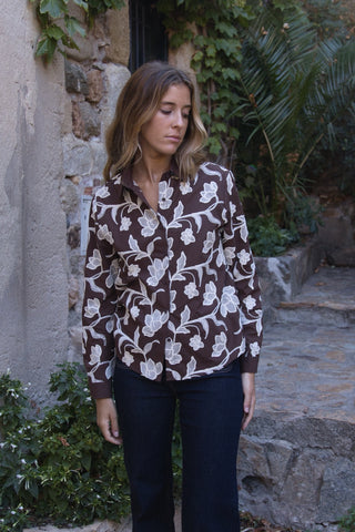 Camisa bordada chocolate - detalle