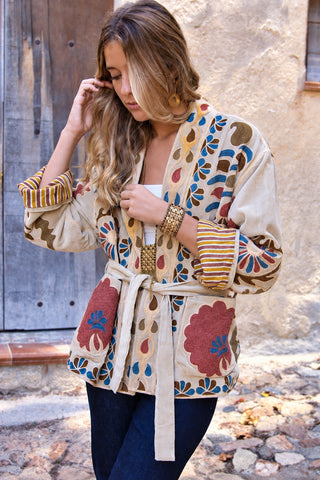 Detalle de la Chaqueta Kimono Bordada Crudo