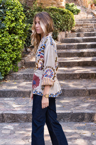 Chaqueta Kimono Bordada Crudo de perfil