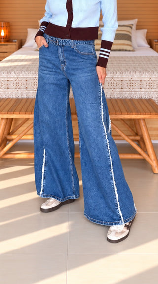 Jean ancho con detalle lateral desflecado