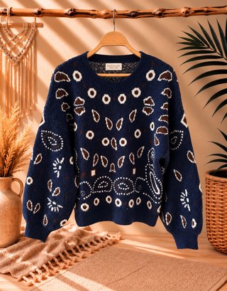 Jersey paisley azul marino en percha, fondo cálido