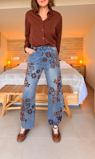 Jeans azul con flores marrones de terciopelo Martina Pey