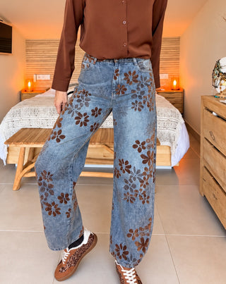 Jeans azul con flores marrones de terciopelo Martina Pey
