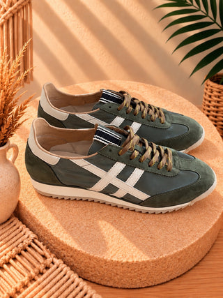 Zapatillas retro verde caqui con franjas crudas