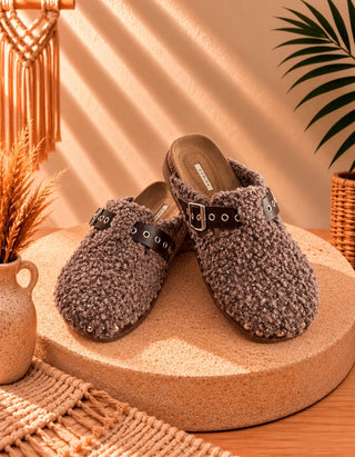 Zuecos de borreguito Corina en beige y chocolate